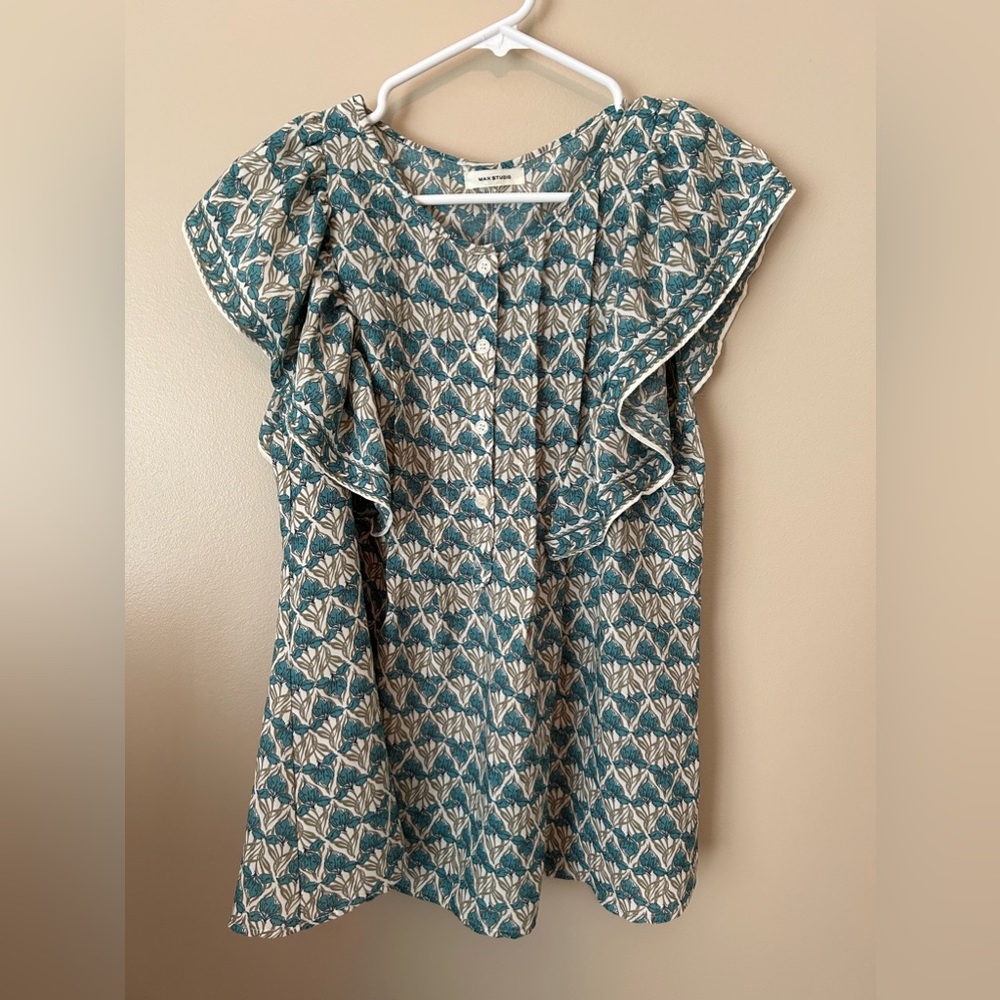 Like new women’s size Large Max Studio flutter sleeve blouse.